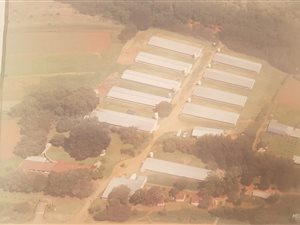 5.6 ha Farm in Hekpoort