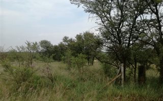 2.4 ha Land available in Mooiplaas