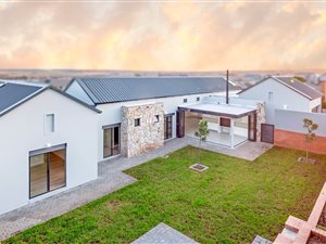 4 Bed House in Midstream Ridge Estate
