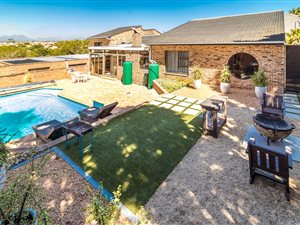 7 Bed House in Sonstraal