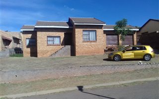 4 Bedroom House in Zakariyya Park