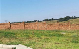 600 m² Land available in Clubville