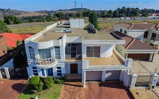 7 Bedroom House in Mondeor
