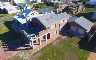 5 Bedroom House in Struisbaai