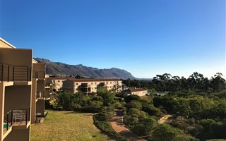 2 Bedroom Apartment in Sir Lowrys Pass