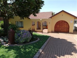 3 Bedroom House in Dan Pienaarville