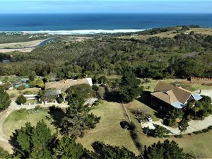 3.6 ha Farm in Wilderness Heights