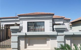3 Bedroom House in Geluksdal