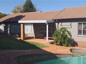 4 Bed House in Roodekrans