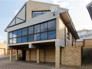4 Bed Townhouse in Menkenkop