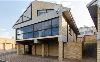 4 Bedroom House in Menkenkop