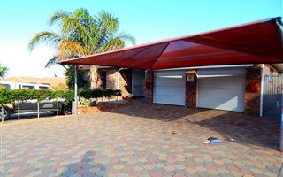 6 Bedroom House in Menkenkop