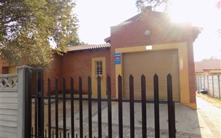 3 Bedroom House in Geelhoutpark