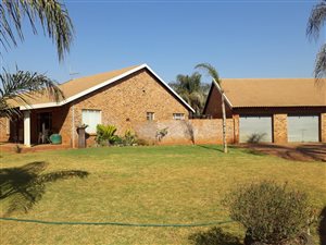 2.2 ha Farm in Roodeplaat