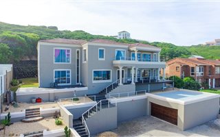 5 Bedroom House in Beachview