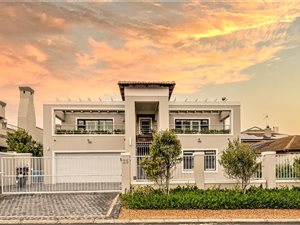 5 Bed House in Bloubergstrand