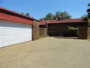 4 Bedroom Townhouse in Vanderbijlpark SW1