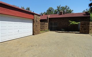 4 Bedroom Townhouse in Vanderbijlpark SW1