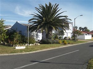4 Bed House in Gustrouw