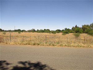4.3 ha Land available in Estoire