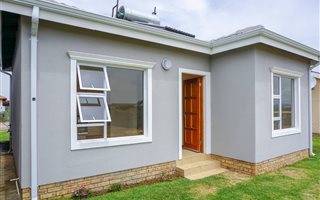 2 Bedroom House in Klippoortje