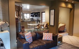 2 Bedroom Duet in Uitsig
