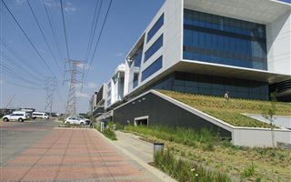 557 m² Office Space in Vorna Valley