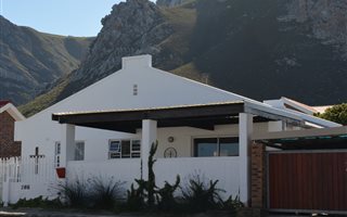 5 Bedroom House in Voelklip