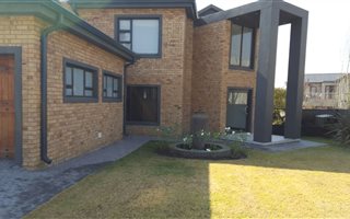 5 Bedroom House in Ebotse Estate