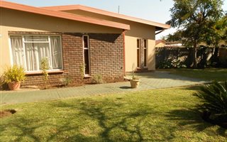 4 Bedroom House in Penina Park