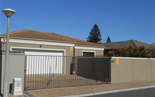 4 Bedroom House in Flamingo Vlei
