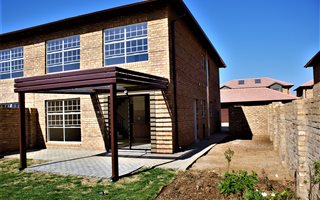 4 Bedroom Duplex in Hazeldean (Silverlakes Surroundings)