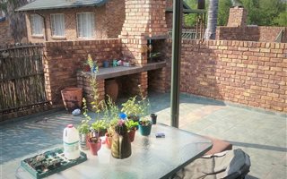 2 Bedroom Townhouse in Rooihuiskraal North