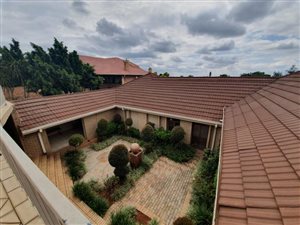 5 Bed House in Montana Park