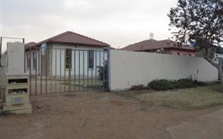 3 Bedroom House in Roodepoort West