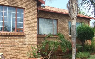 4 Bedroom House in Rooihuiskraal North
