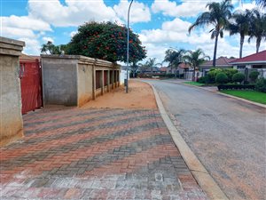744 m² Land available in Flora Park