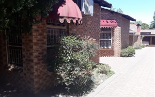 250 m² Land available in Westdene