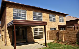 4 Bedroom Duplex in Hazeldean (Silverlakes Surroundings)