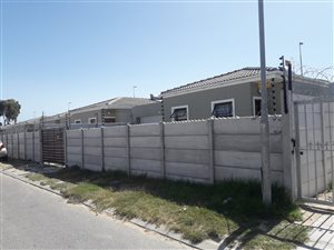 3 Bed House in New Macassar Village
