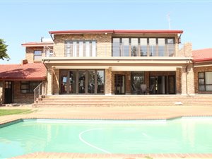 1.1 ha Farm in Kyalami AH