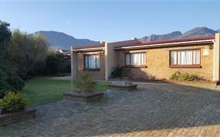4 Bedroom House in Pringle Bay