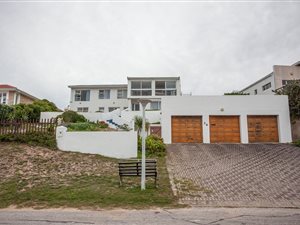 5 Bed House in Kini Bay