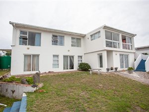 5 Bedroom House in Kini Bay