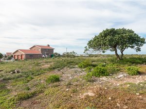 693 m² Land available in Stilbaai