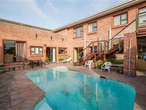4 Bed House in Sunrise on Sea