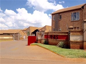 2 Bedroom Townhouse in Die Hoewes