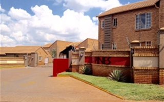 2 Bedroom Townhouse in Die Hoewes