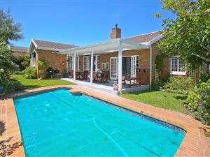 3 Bed House in Bergvliet