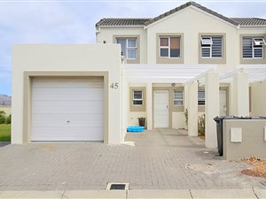 2 Bed Duplex in Somerset West Central